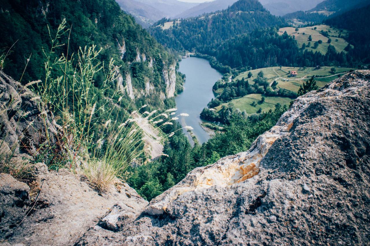 paisaje, montañas, colinas, valles, campos, césped, rocas, acantilados, río, lago, agua, árboles, senderismo, trekking, aventura, naturaleza,