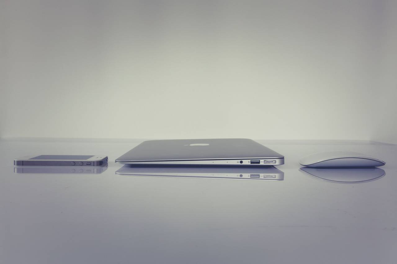 computadora portátil, manzana, macbook, computadora, navegador, investigación, estudio, escuela, negocios, trabajo, escritorio, plata, móvil, teléfono,