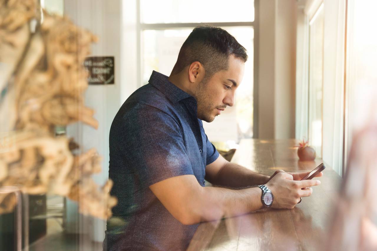 Hombre, café, teléfono móvil, mecanografía, atención, concentrado, escritorio, oficina, negocios, trabajo, trabajo, macho, día,