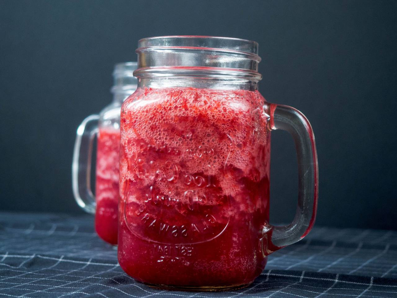 tarros de albañil, jar, vidrio, taza, taza, dos, pareja, batido, bebida, frío, verano, temporada, estacional, dulce, fresa, cereza, oscuro, fondo,