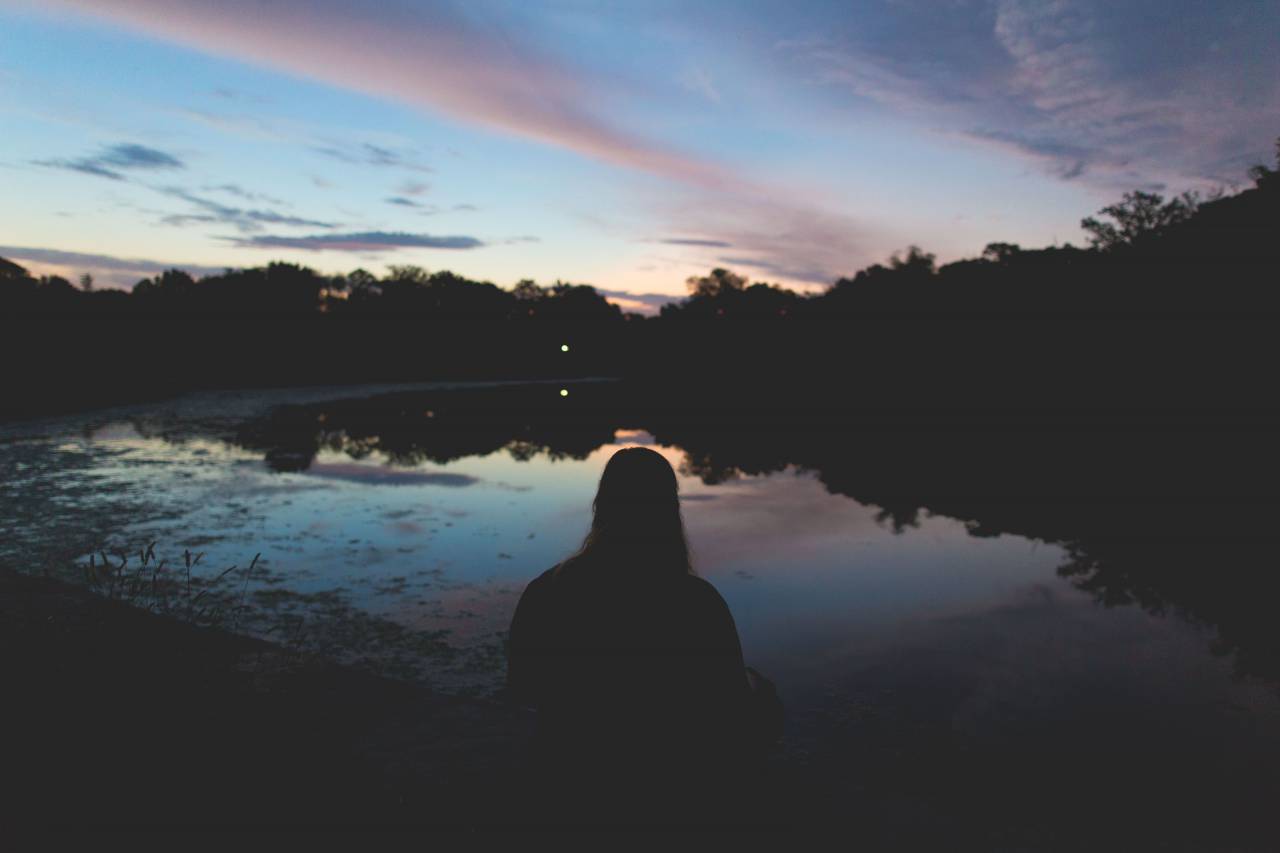 gente, niña, sentado, solo, oscuro, noche, al aire libre, árboles, planta, naturaleza, lago, agua, reflexión, nubes, cielo,