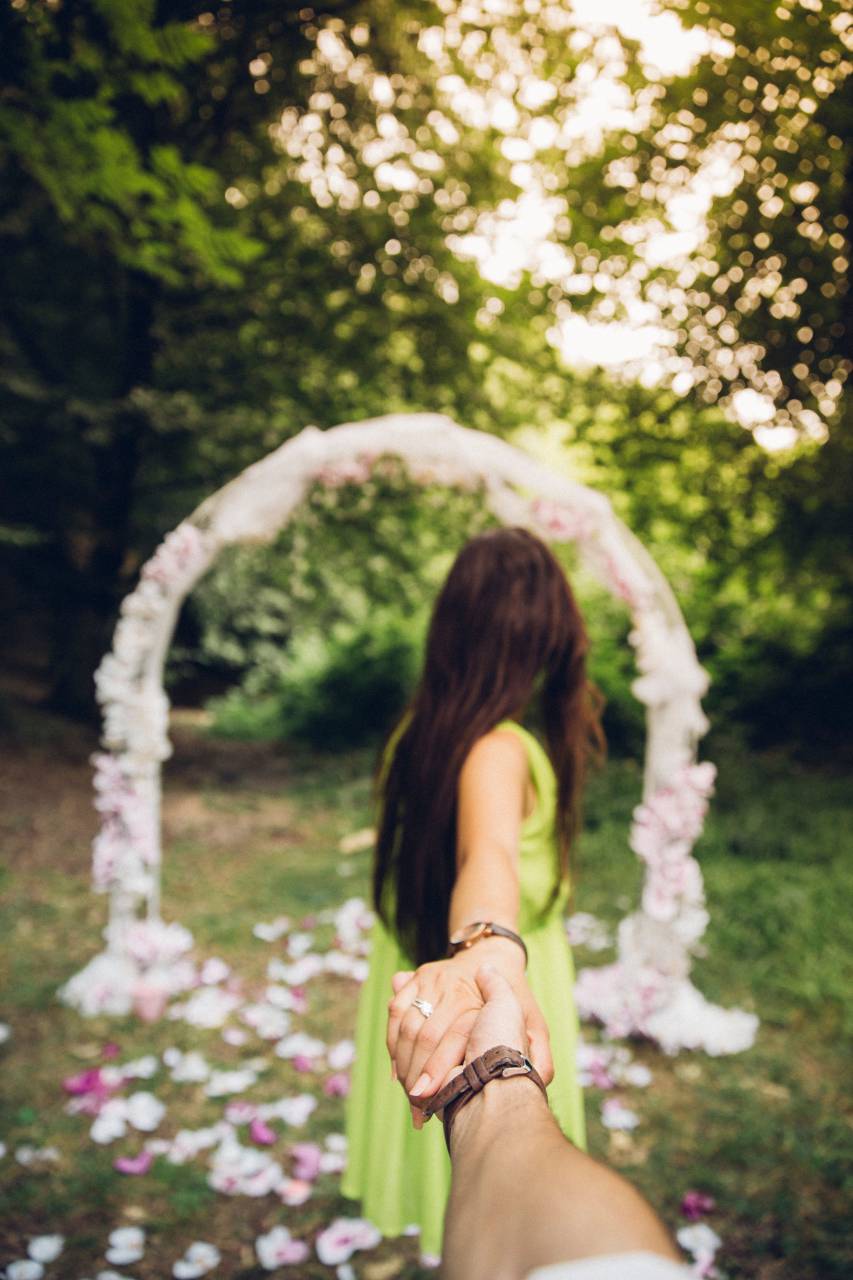 Gente, niña, mujer, tomados de la mano, reloj, anillo, difuminar, bokeh, exterior, verde, árboles, planta,