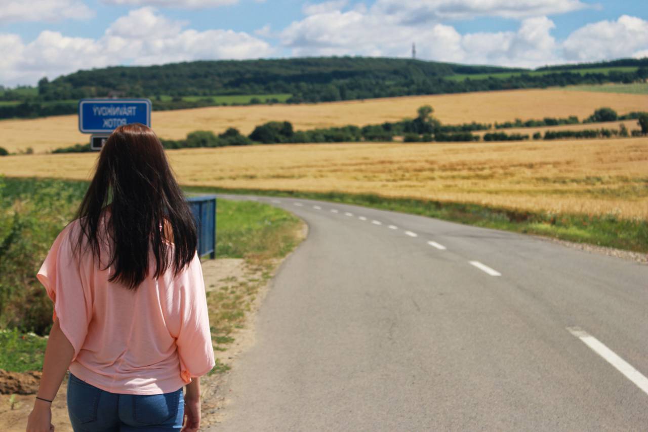 pessoas, mulher, sozinha, caminhando, estrada, campo, grama, montanha, verde, nuvens, céu, viagem, aventura,