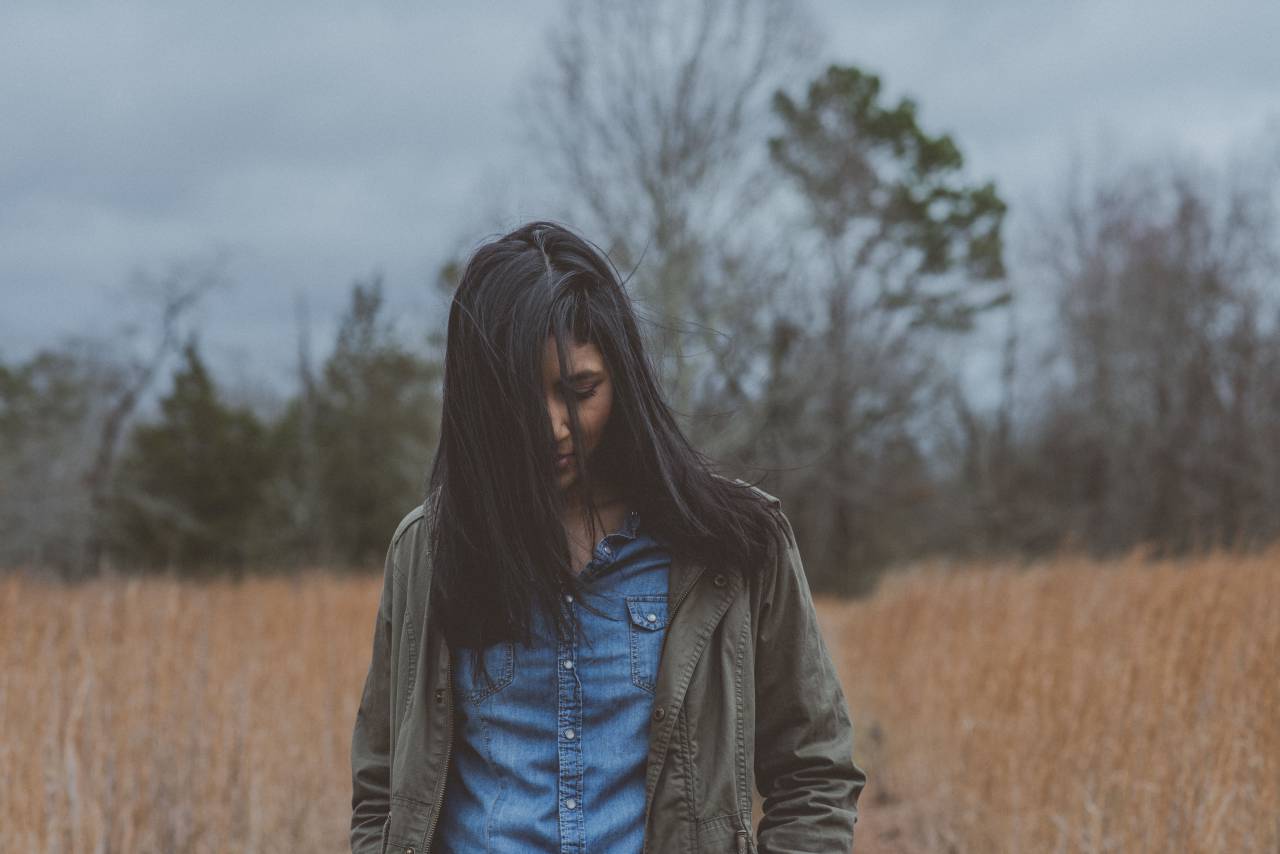Gente, mujer, dama, plantas, césped, árboles, campo, naturaleza, bokeh, difuminar, cielo, nubes, cabello, chaqueta, jeans,