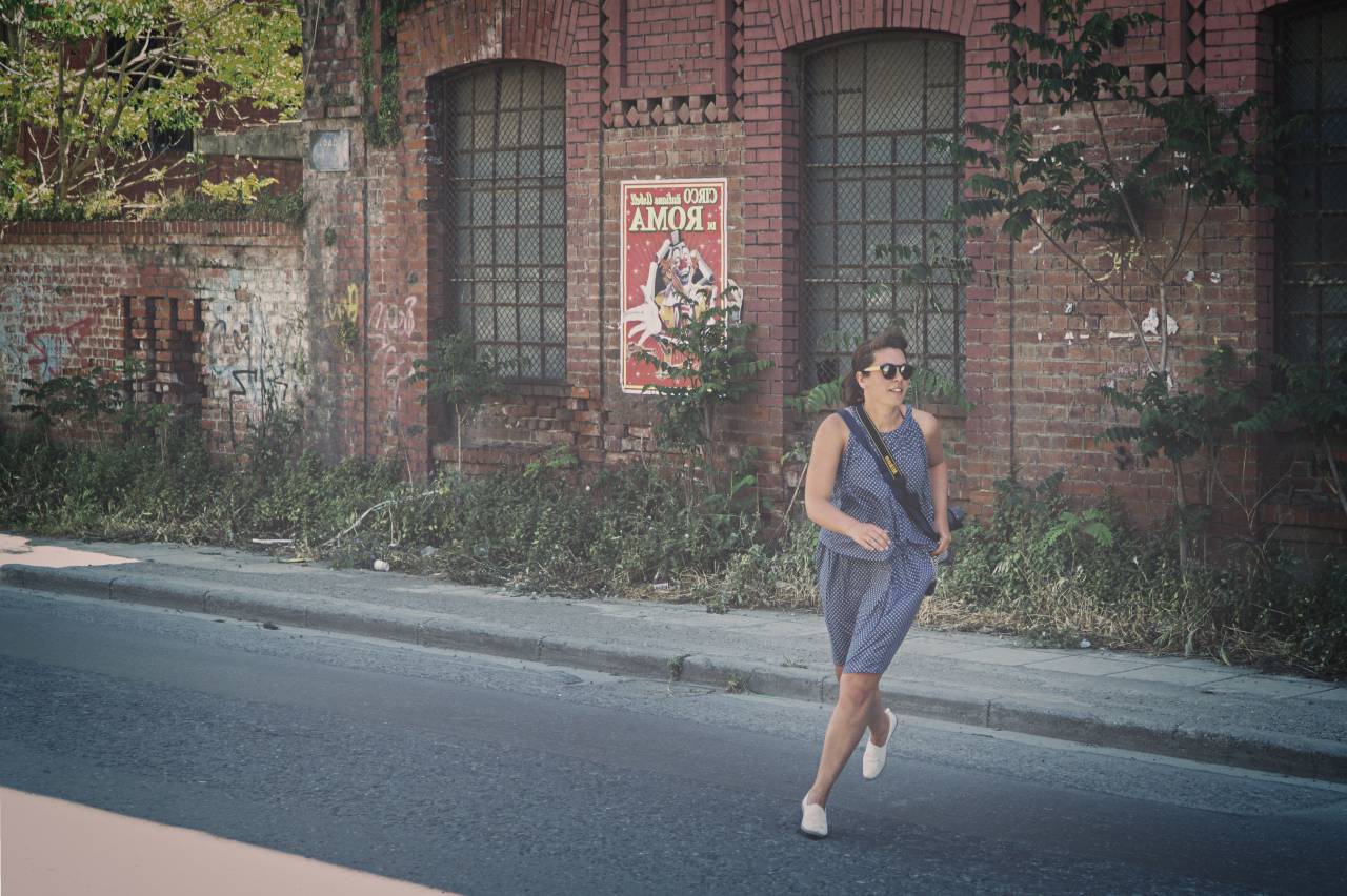 La gente, mujer, ejecutar, cortinas, gafas de sol, edificio, establecimiento, césped, verde, abandonado,