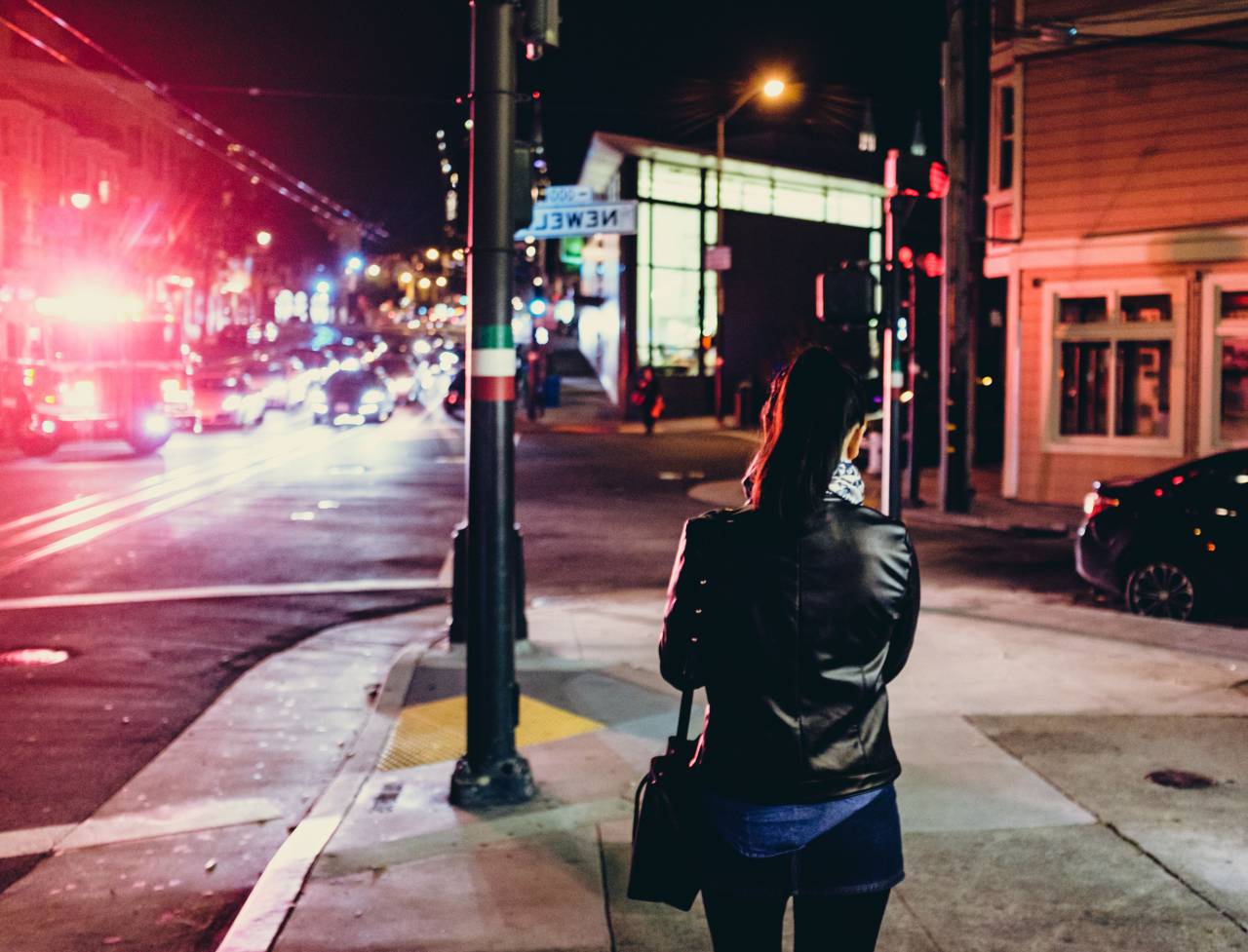 gente, mujer, urbano, ciudad, coche, transporte, vehículo, calle, carretera, almacenar, restaurante, edificio, establecimiento, solo, oscuro, noche,
