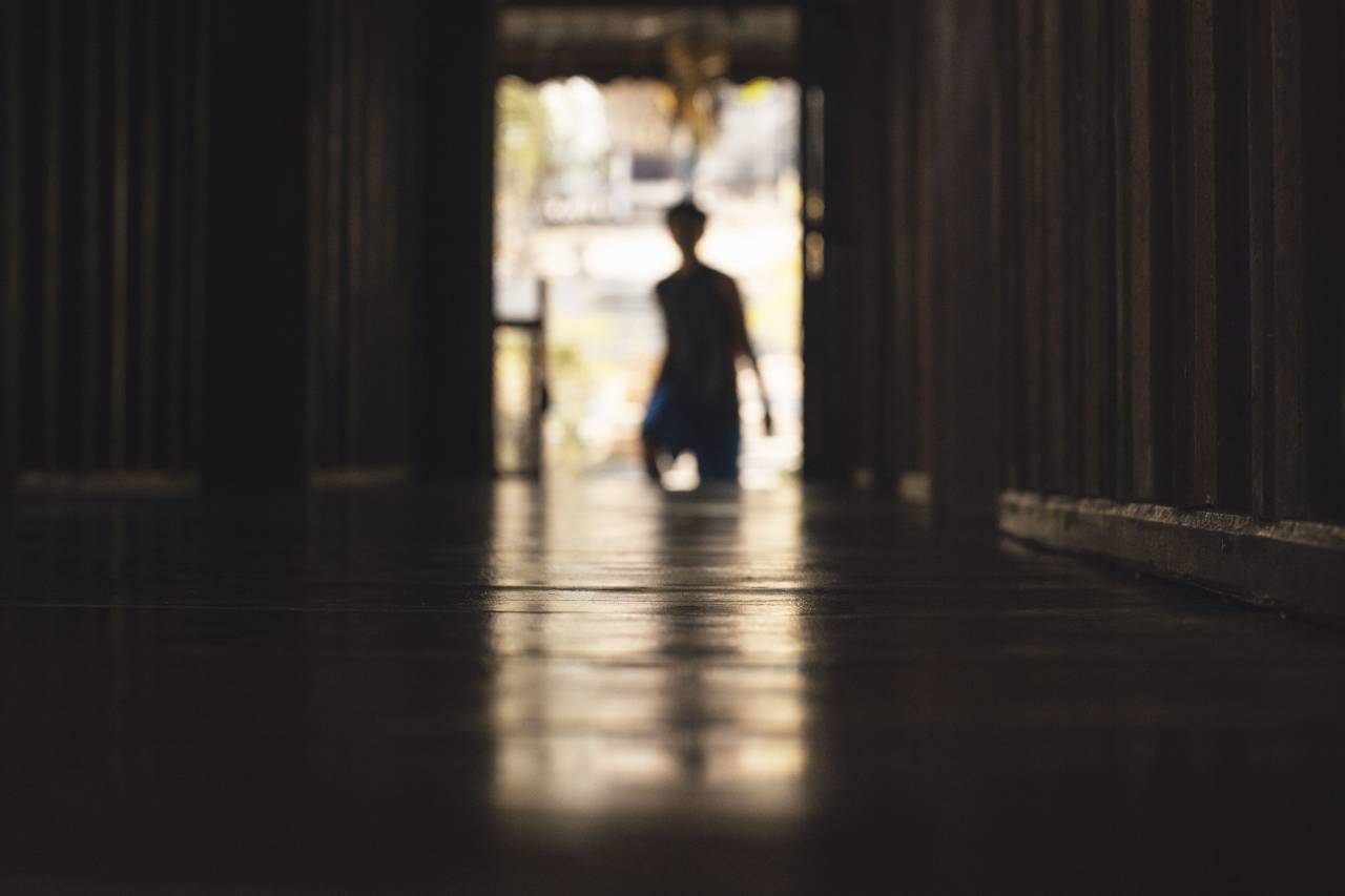 Persona, silueta, puerta, reflexión, luz, sombras, madera, piso, paredes, perspectiva, líneas,