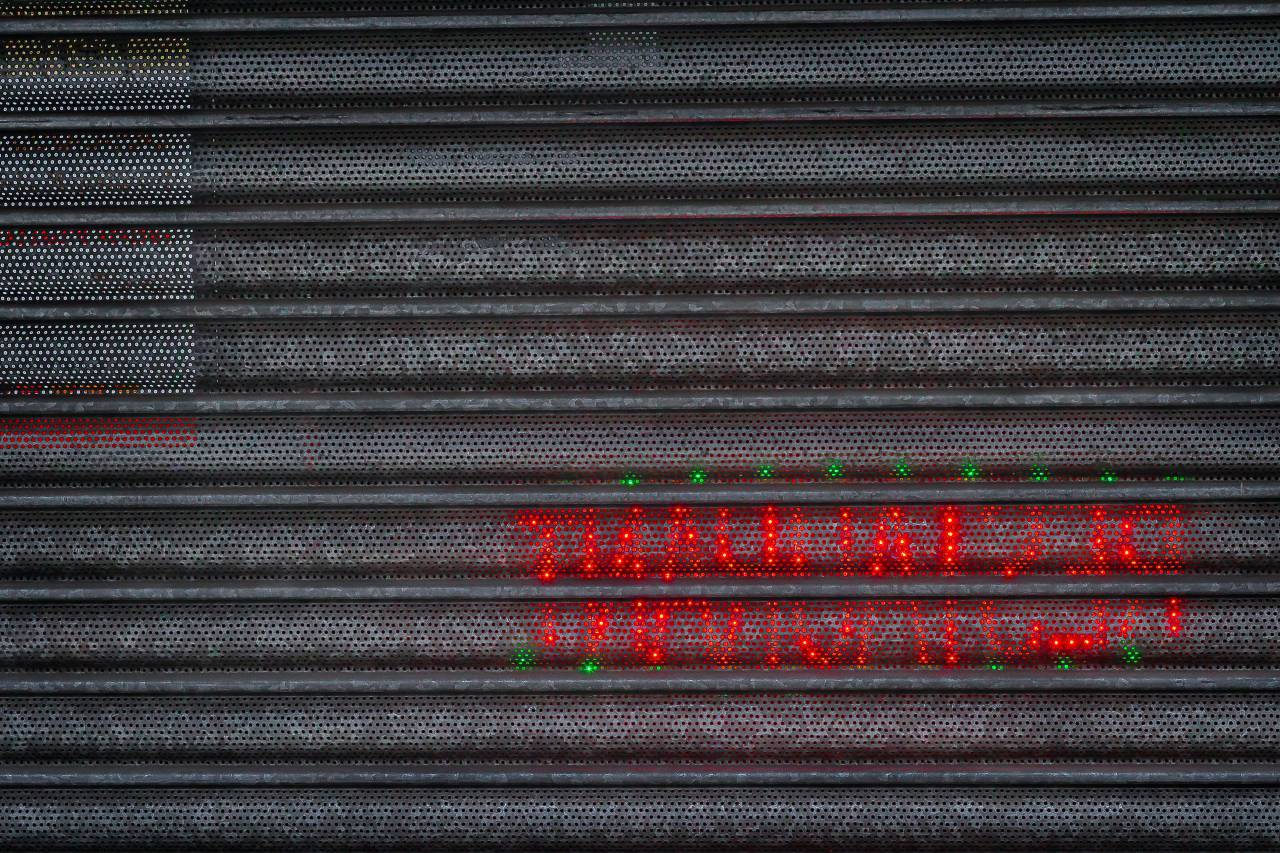 Restaurante, comida, luces, pared, firmar, negro, rojo,