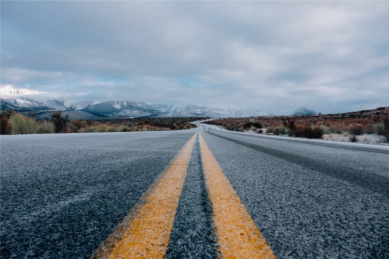Carretera, pavimento, montañas, cielo, nubes, nieve, frío,