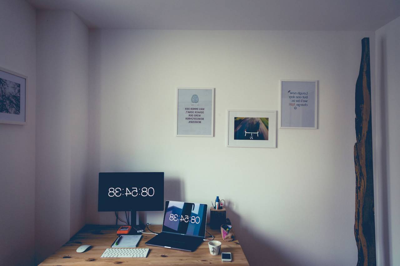 habitación, oficina, escritorio, pantallas, ordenador portátil, teclado, ratón, imágenes, marcos, blanco, paredes,