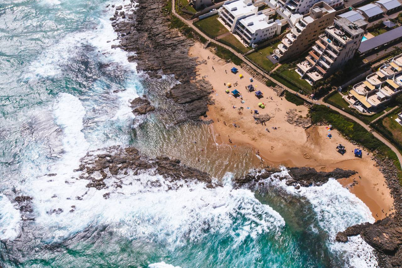 mar, océano, agua, costa, rocas, playa, apuntalar, aéreo, ver, edificios, estructura, recurso, cabaña, vacaciones, viajar,