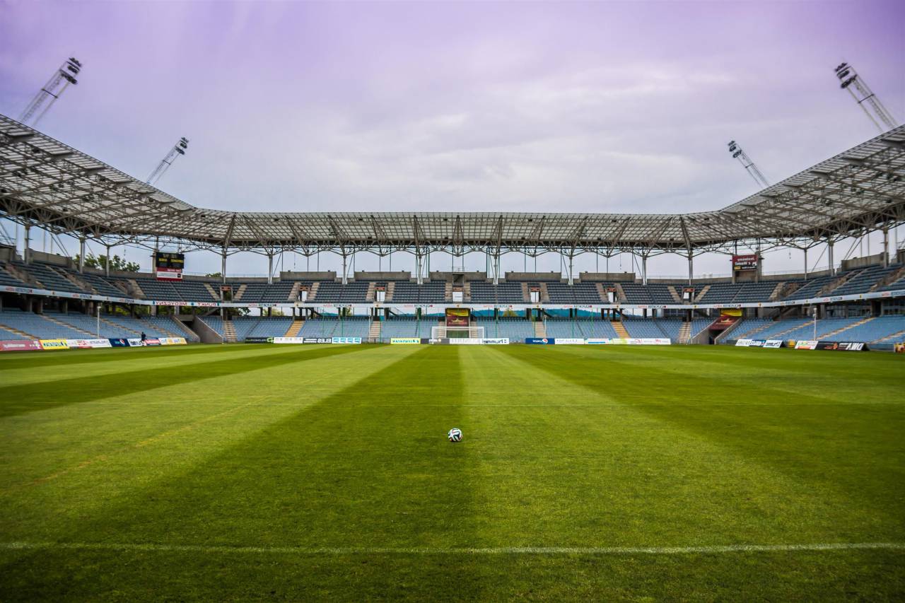 Fútbol, pelota, campo, césped, deportes, estadio, fitness, ejercicio, cielo, nubes, luces,