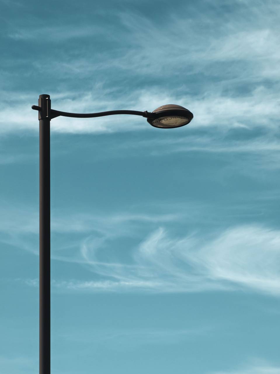 Calle, lámpara, poste, cielo, luz, azul, iluminación, ciudad, fondo, mínimo, copyspace, poste, día, nubes, eléctrico, bombilla,