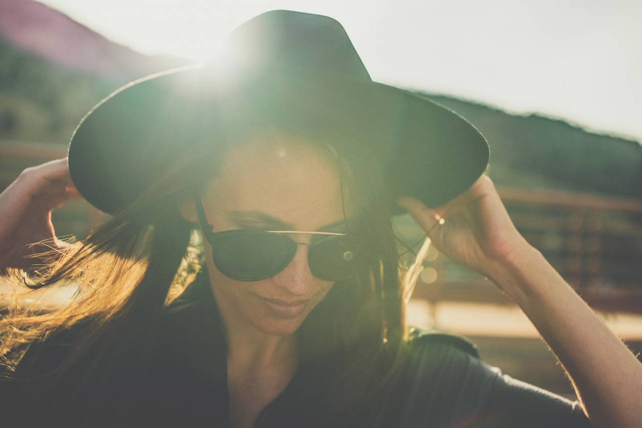 Amanecer, sol, luz del sol, mañana, al aire libre, naturaleza, ver, gente, niña, dama, gafas de sol, sombrero,
