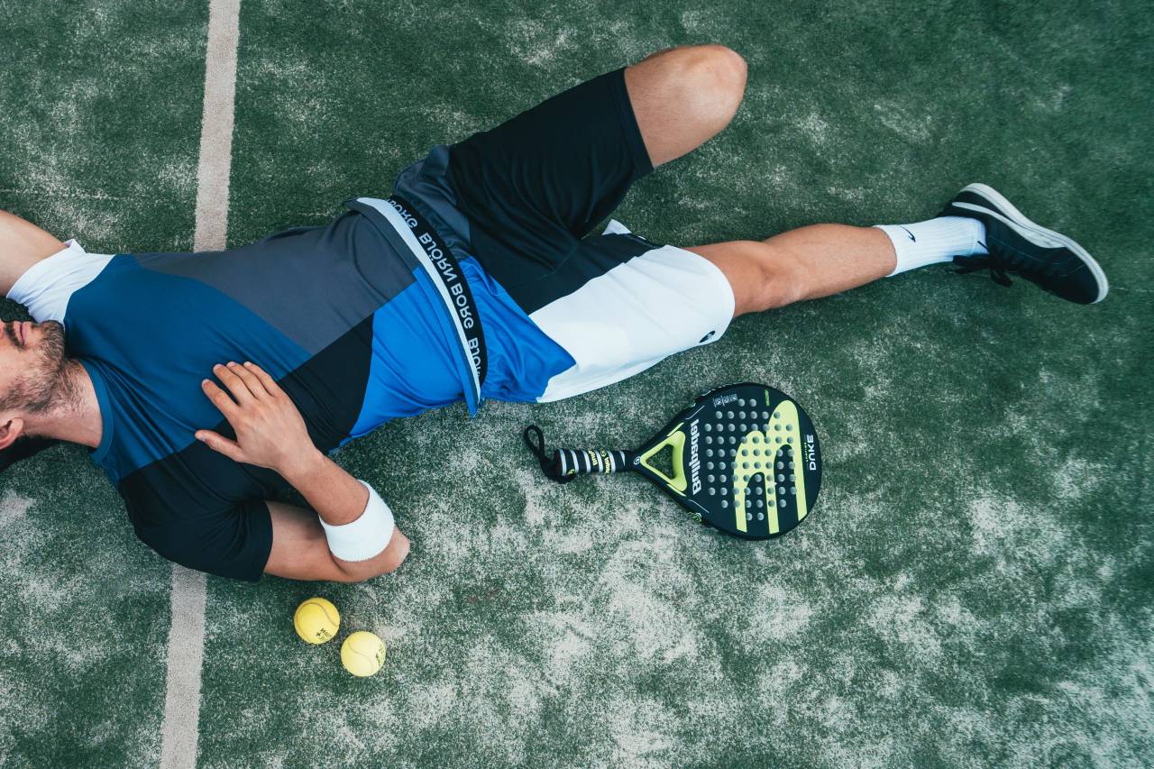 Tenis, jugador, cansado, deporte, Wimbledon, raqueta, pelota de tenis, pelota, cancha, césped, hombre, macho,