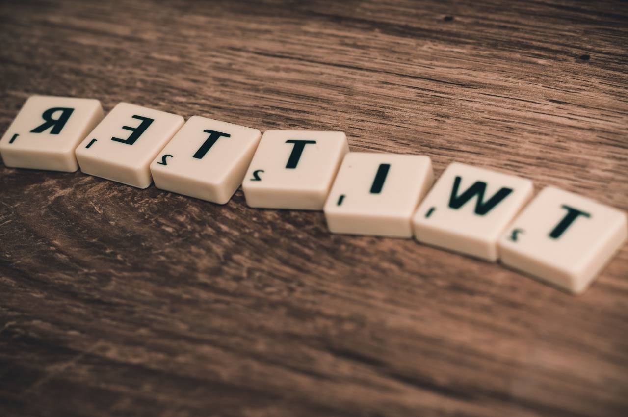 Twitter, redes sociales, marketing, negocios, madera, scrabble,