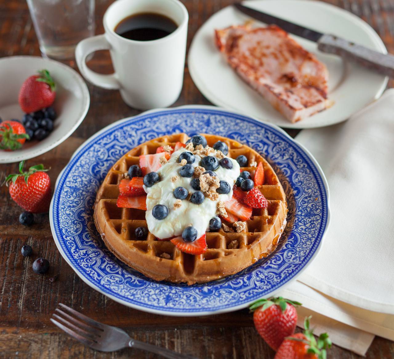 Waffle, panqueque, comida, desayuno, merienda, fresa, fruta, arándano, crema, restaurante, caliente, bebida, café,