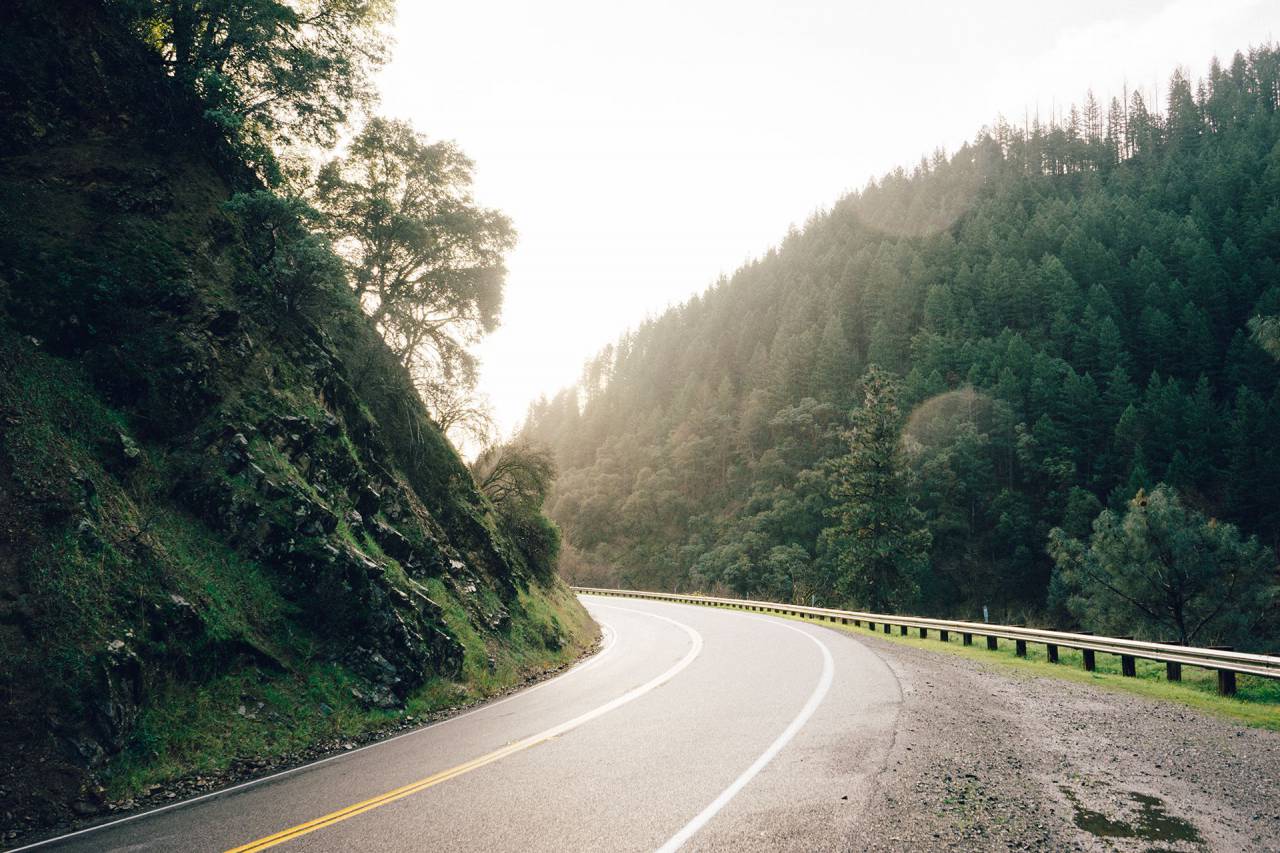 Carretera sinuosa, barandilla, rural, montañas, colinas, árboles, pavimento, autopista,