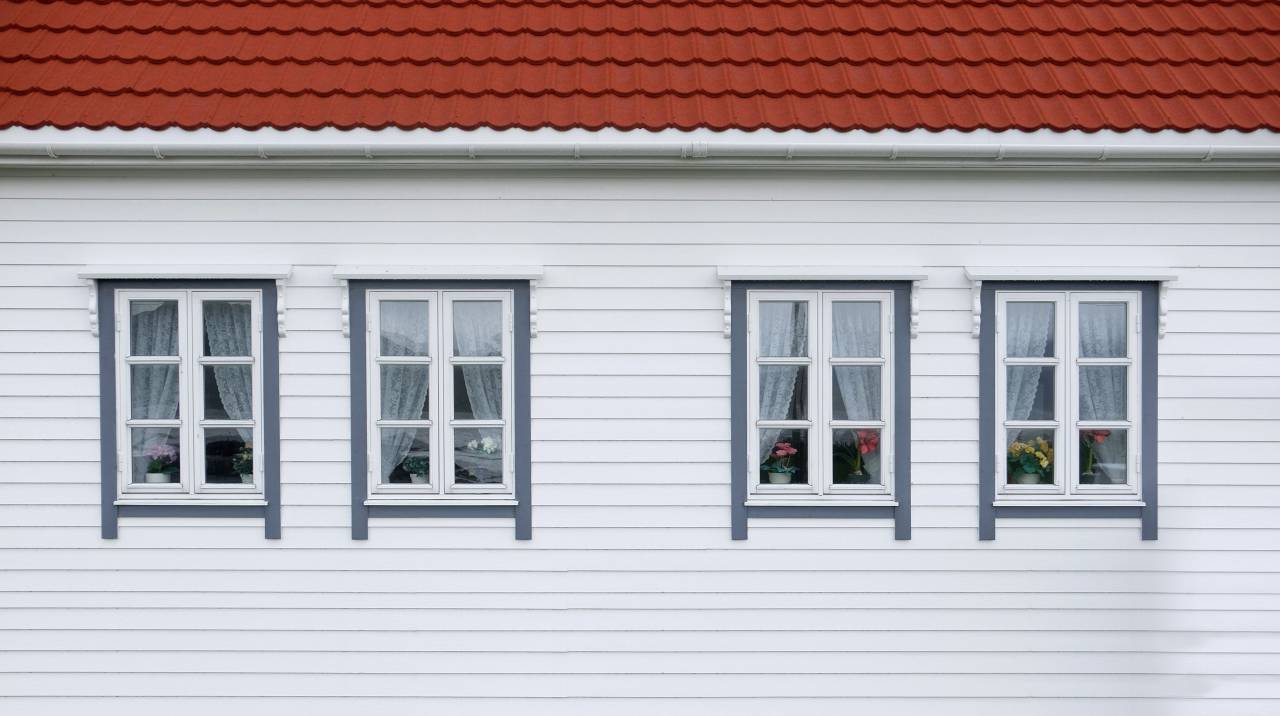 Ventanas, casa, hogar, blanco, rojo, techo, maderas, paredes, cortinas, flores, estética,