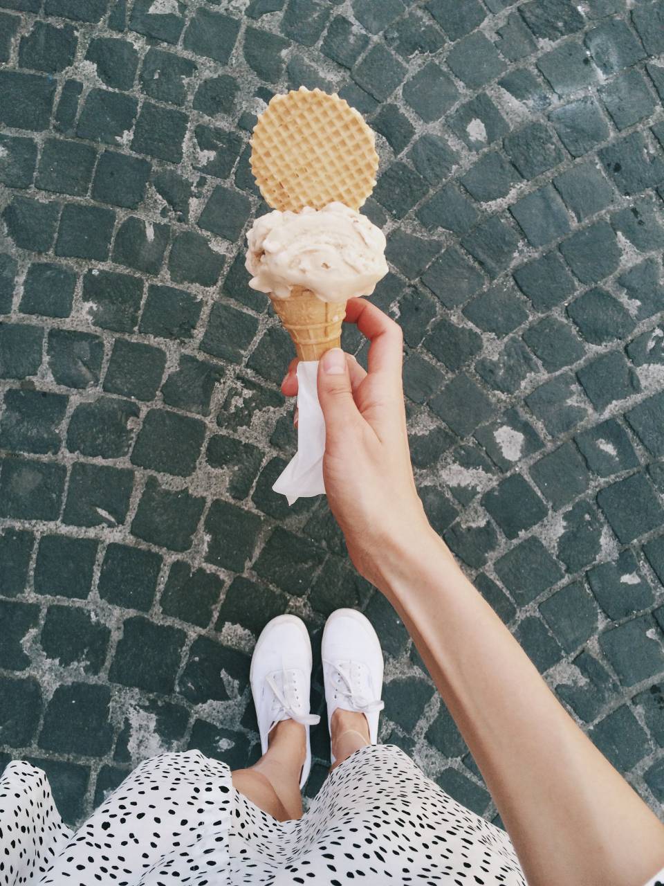 Mujer, tenencia, helados, calle, verano, vestimenta, hembra, caminar, niña, adoquines,