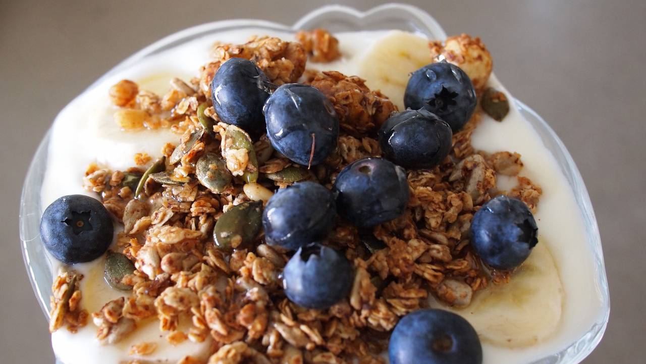 yogurt, granola, blueberries, fruit, parfait, breakfast, food, healthy
, 