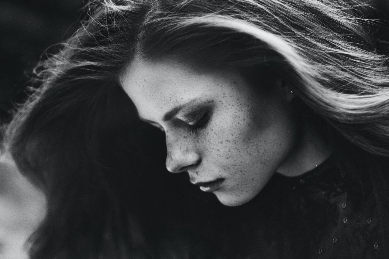 beautiful woman;portrait;Black And White;young adult,women,one person,young adult,adult,caucasian ethnicity,beauty,portrait,brown hair,black and white,outdoors,long hair,sensuality,females,young women,close-up,lifestyles,sadness,fashion model,nature,human hair,one,woman,looking,cute, 