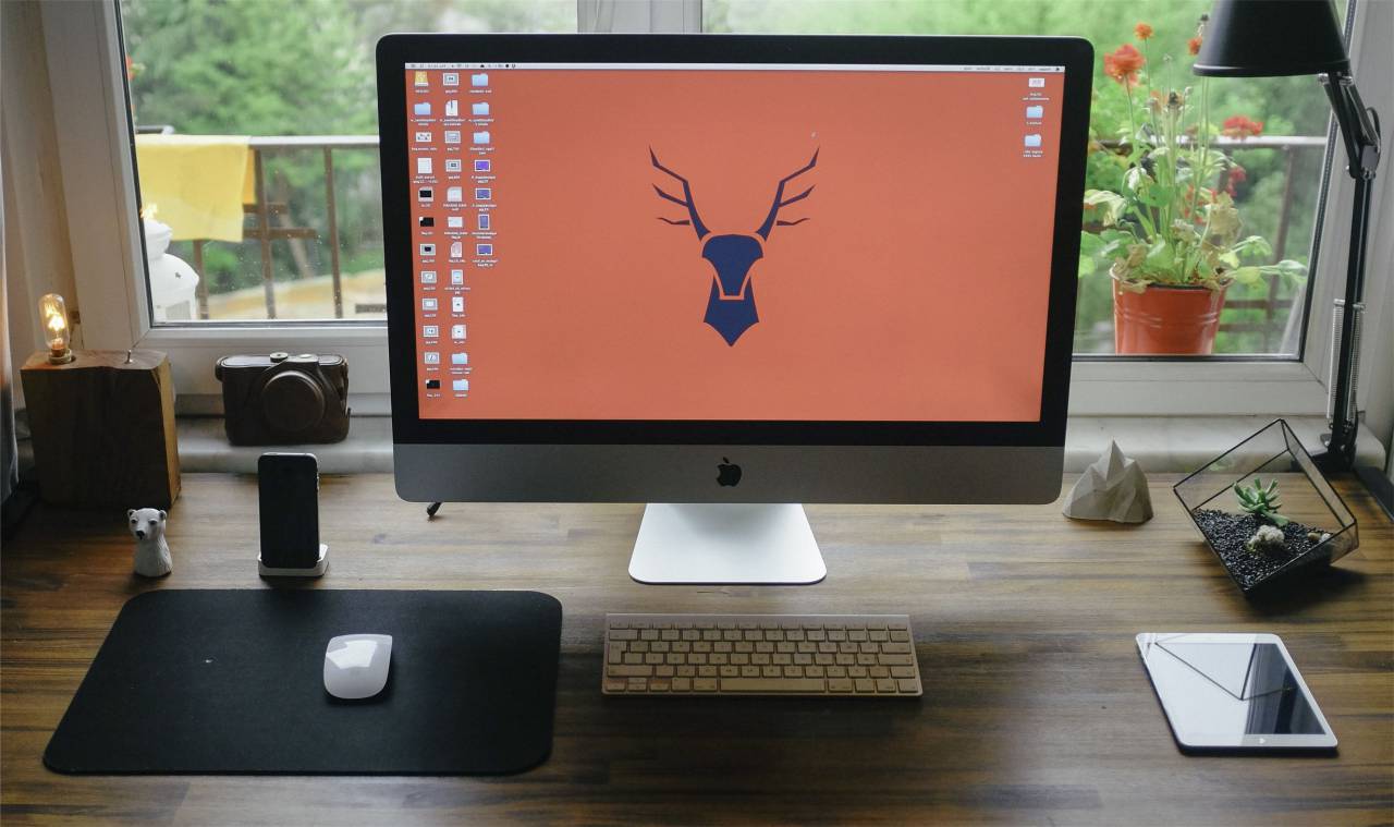 manzana, mac, computadora, escritorio, mouse, teclado, tableta, ipad, iphone, móvil, escritorio, oficina, madera, lámpara, cámara, slr, ventana, monitor, pantalla, trabajo, tecnología, periféricos, negocios,