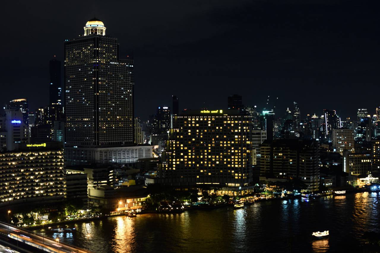 Arquitectura, edificios, infraestructura, oscuridad, noche, cielo, ciudad, horizonte, torre, luces, agua,