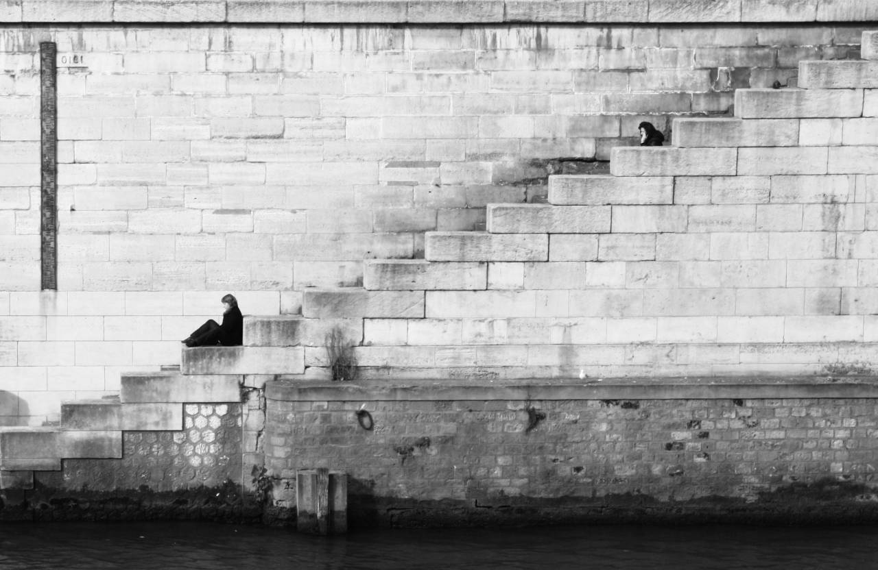 blanco y negro, ladrillo, escalera, mujer, sentándose, pared, agua,
