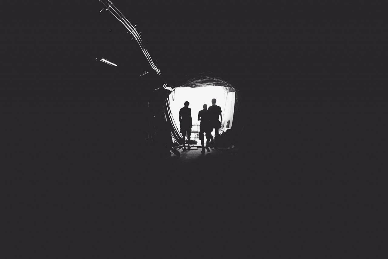 blanco y negro, gente, túnel, entrada, abierto,