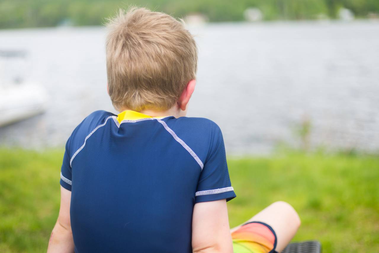 niño, verano, lago, agua, niño, niño, césped, mirando, jugar, vacaciones, recreación, joven, familia, persona, infancia, ocio,