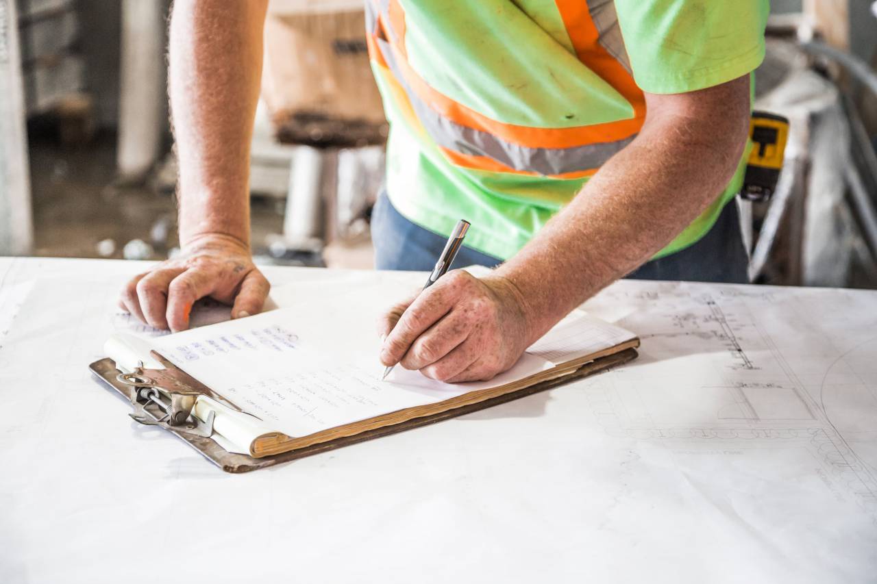 Construcción, planes, hombre, persona, trabajador, industrial, construcción, planificación, anteproyecto, Bloc de notas, escritura, portapapeles,