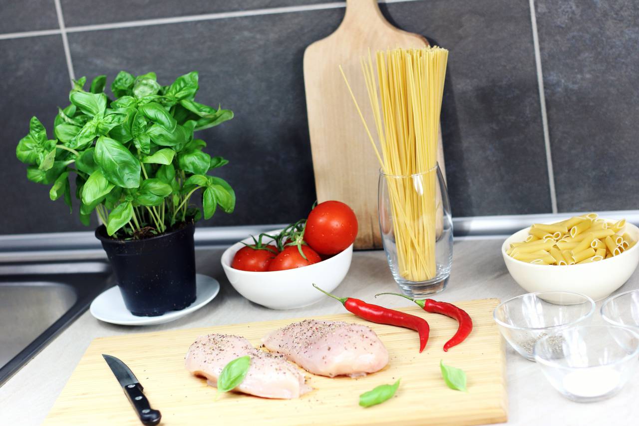 cocina, comida, cocina, ingredientes, pollo, carne, pimientos, pasta, espaguetis, tomates, tabla de cortar, cuchillo, bochas, planta, mostrador,