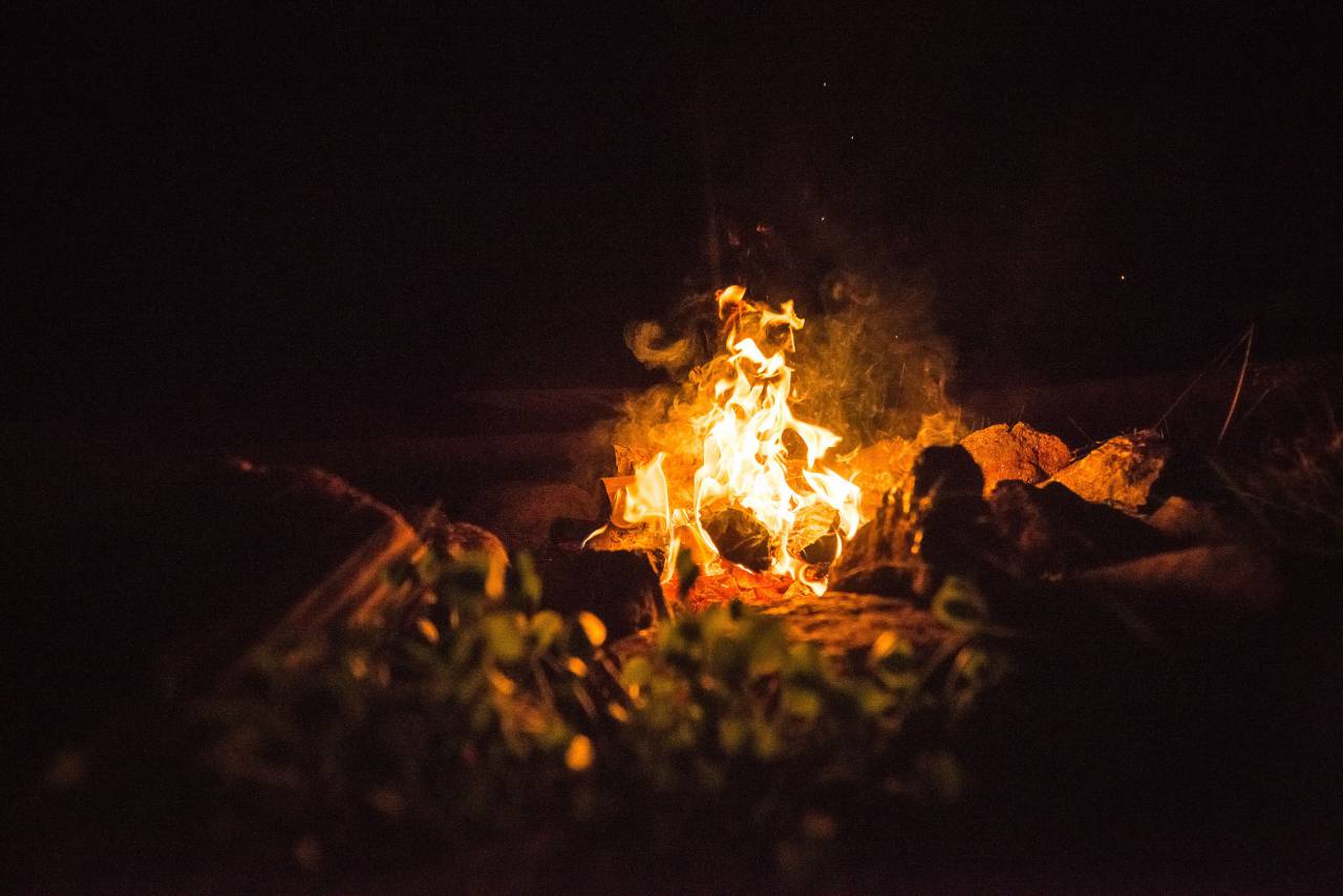 fuego, oscuridad, noche, camping, viajes, aventuras, chispa,