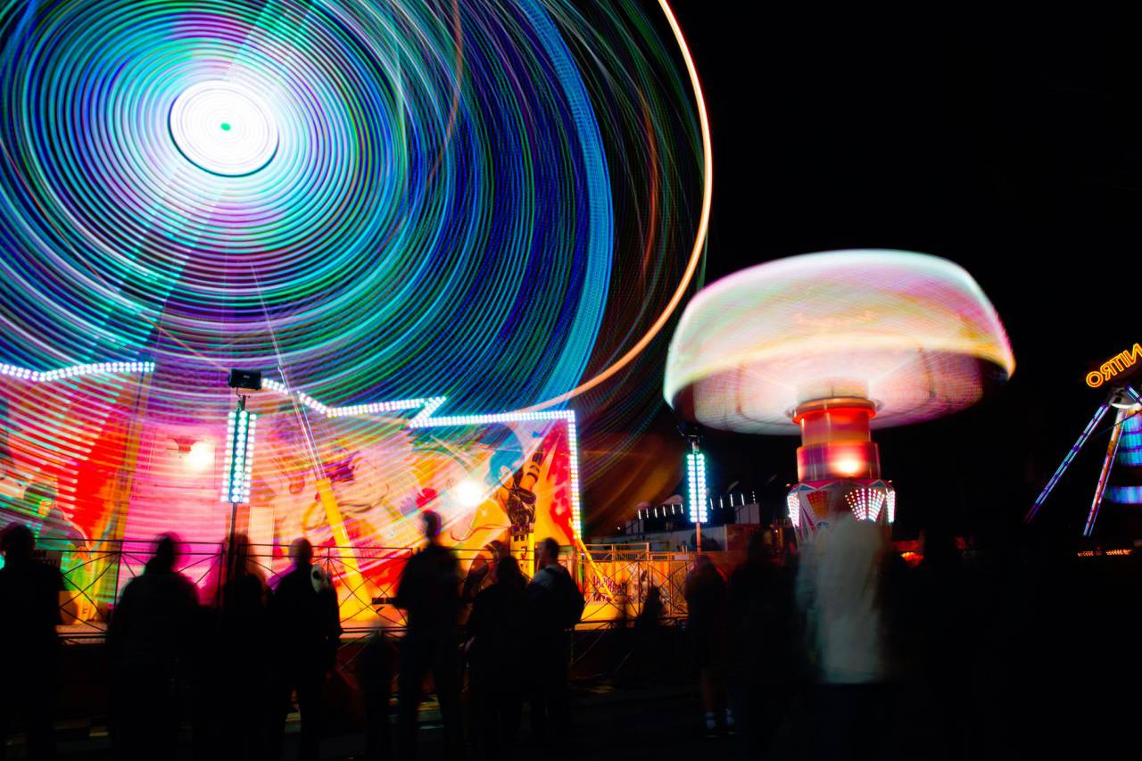Diversión, carnaval, luces, ferris, rueda, ronda, movimiento, largo, exposición, gente, multitud,