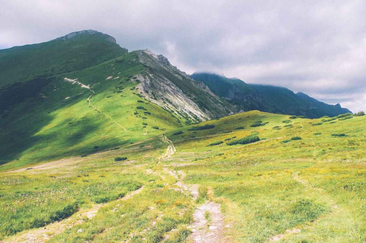 Verde, césped, montañas, colinas, senderismo, Trekking, Trail, camino, al aire libre, acantilados, nubes,