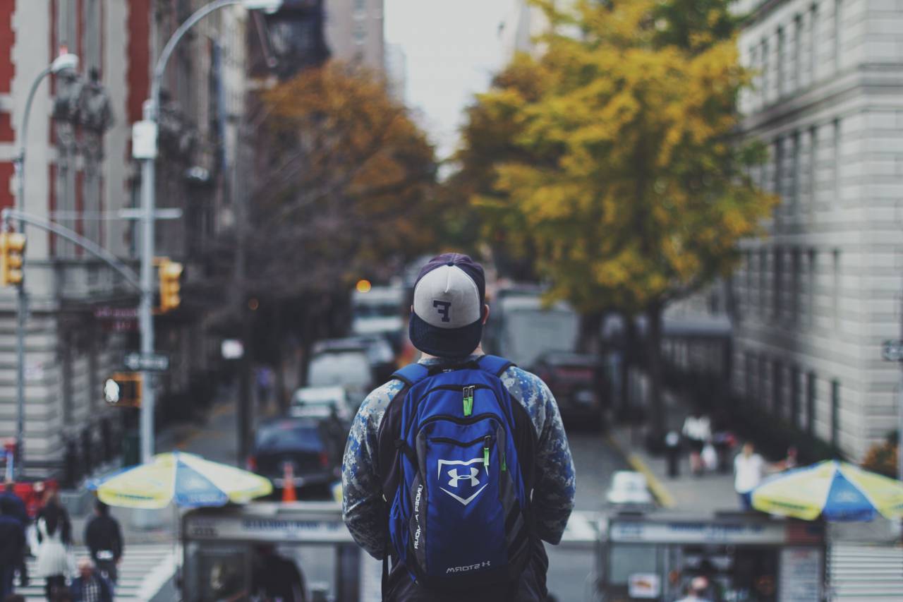 Chico, hombre, ciudad, urbano, sombrero, mochila, estilo de vida, calles, carreteras, gente, estudiante,