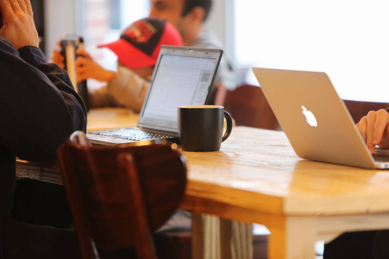 Portátiles, Macbook, ordenadores, trabajando, tecnología empresarial, café, vaso, jarra, mesa, sillas, gente, sombrero, equipo, reunión,