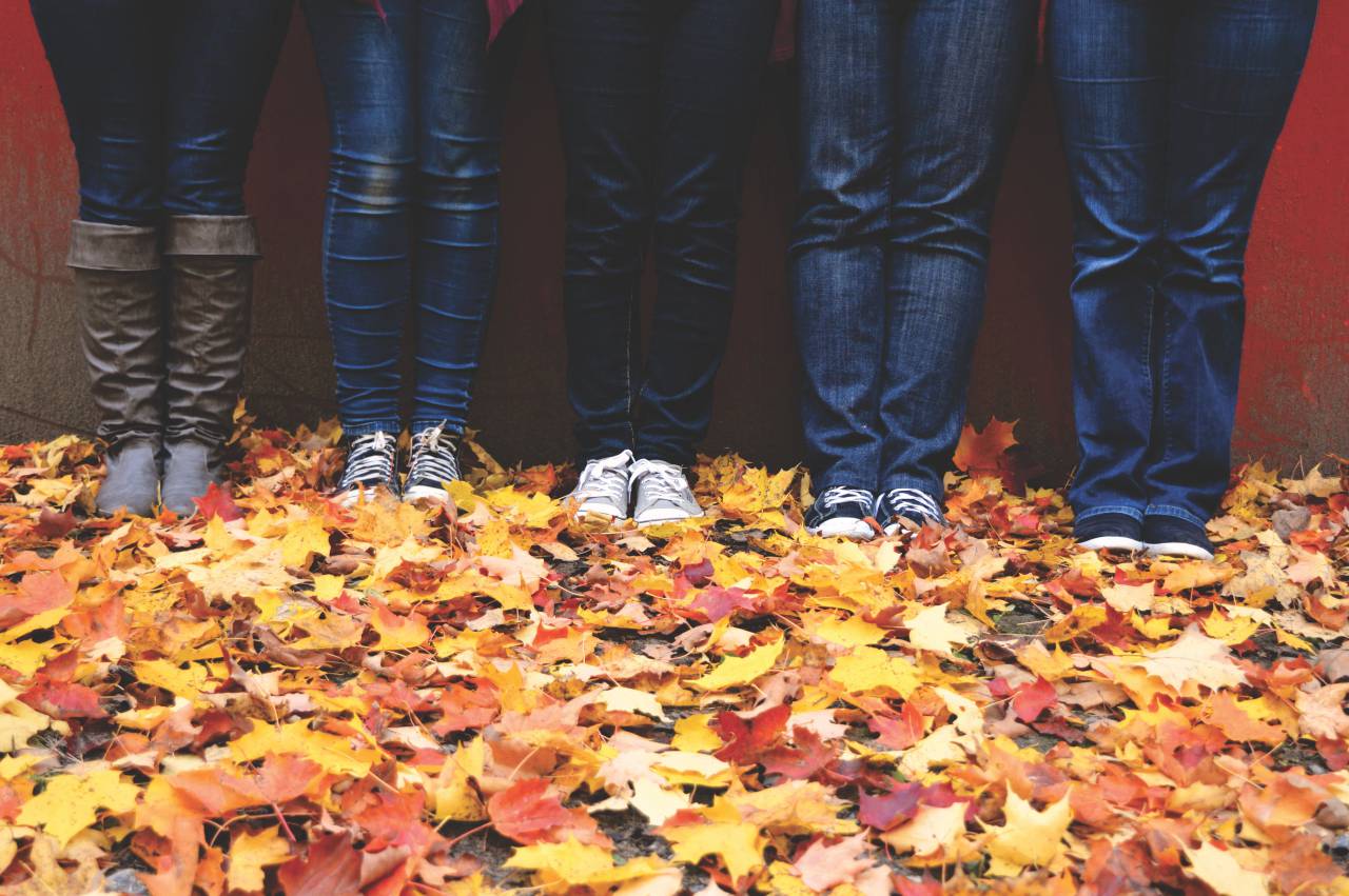 Piernas, zapatos, jeans, botas, al aire libre, hojas, otoño, pared,