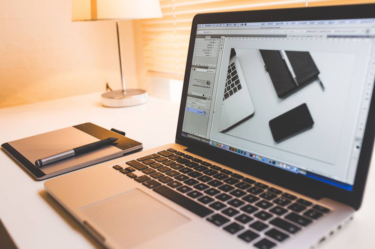 macbook, computador, laptop, escritório, mesa, abajur, photoshop, criativo, tecnologia,