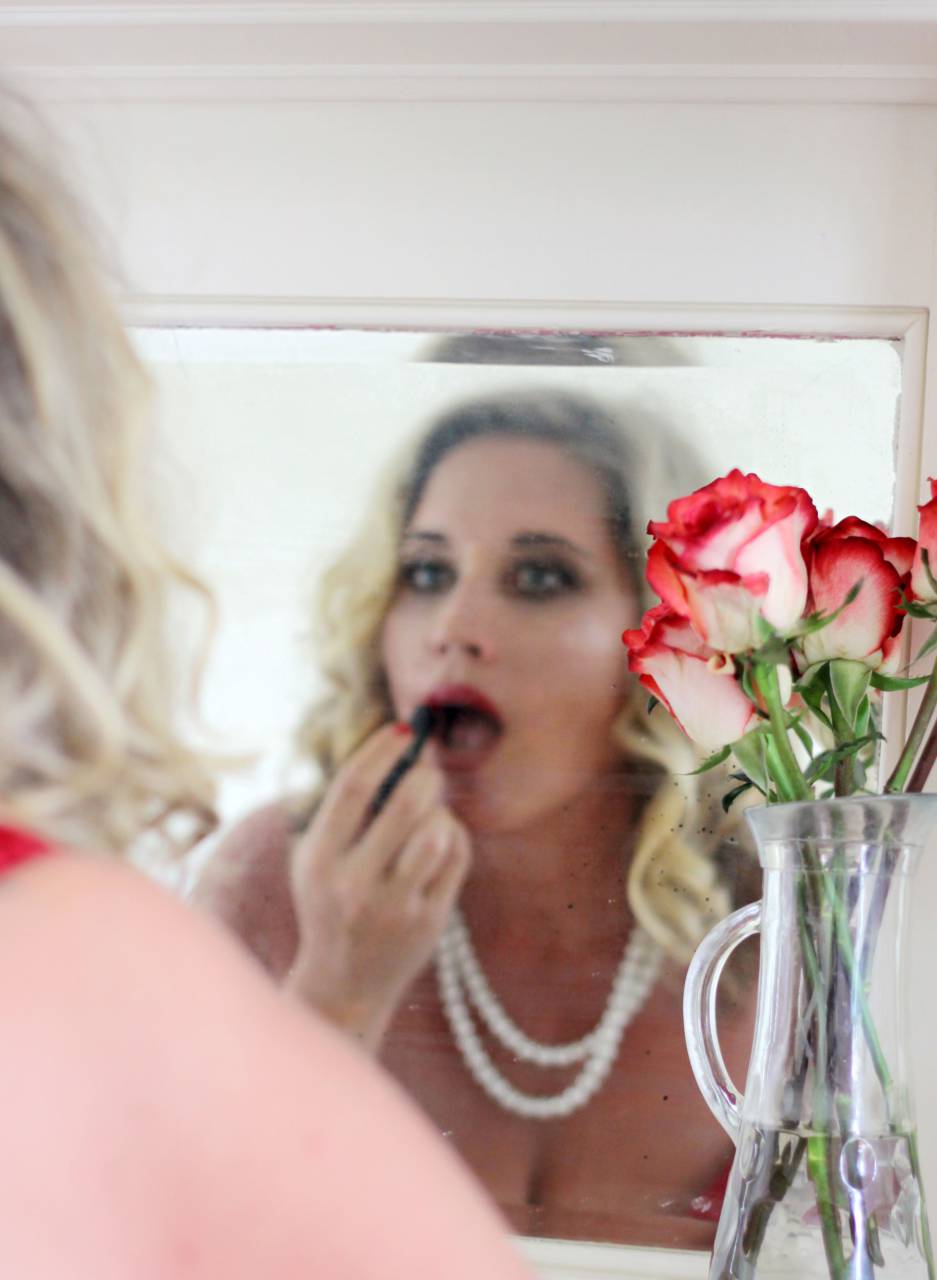 maquillaje, espejo, mujer, labios, lápiz labial, boca, cara, florero, flores, glamour, belleza, moda, hembra, estilo, cosmetología, rubia, cabello,