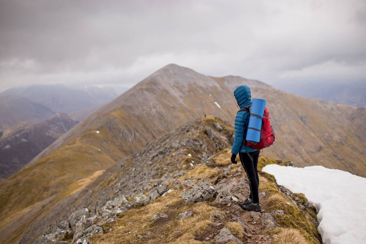 Montaña, escalada, senderismo, aventura, montañero, al aire libre, cielo, nublado, oscuro, lansdcape, ver, nieve, invierno, frío, gente, mujer,
