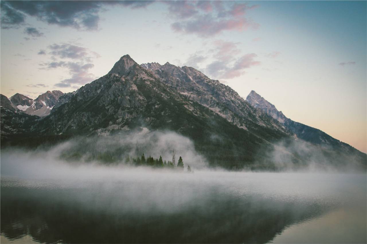 Montañas, picos, acantilados, niebla, paisaje, cielo, nubes, agua, isla,