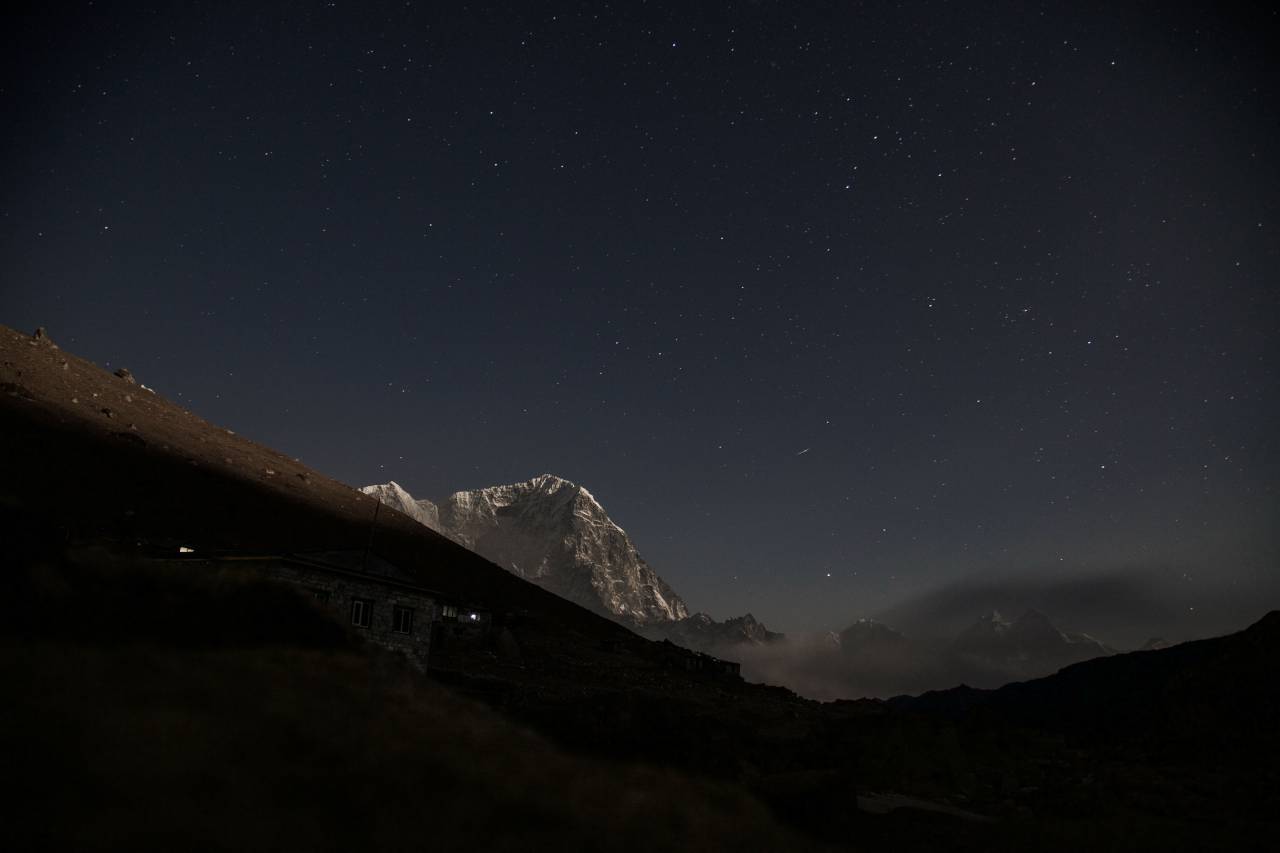 naturaleza, paisaje, oscuridad, noche, estrella, galaxia, constelación, observación de estrellas, montaña, niebla,
