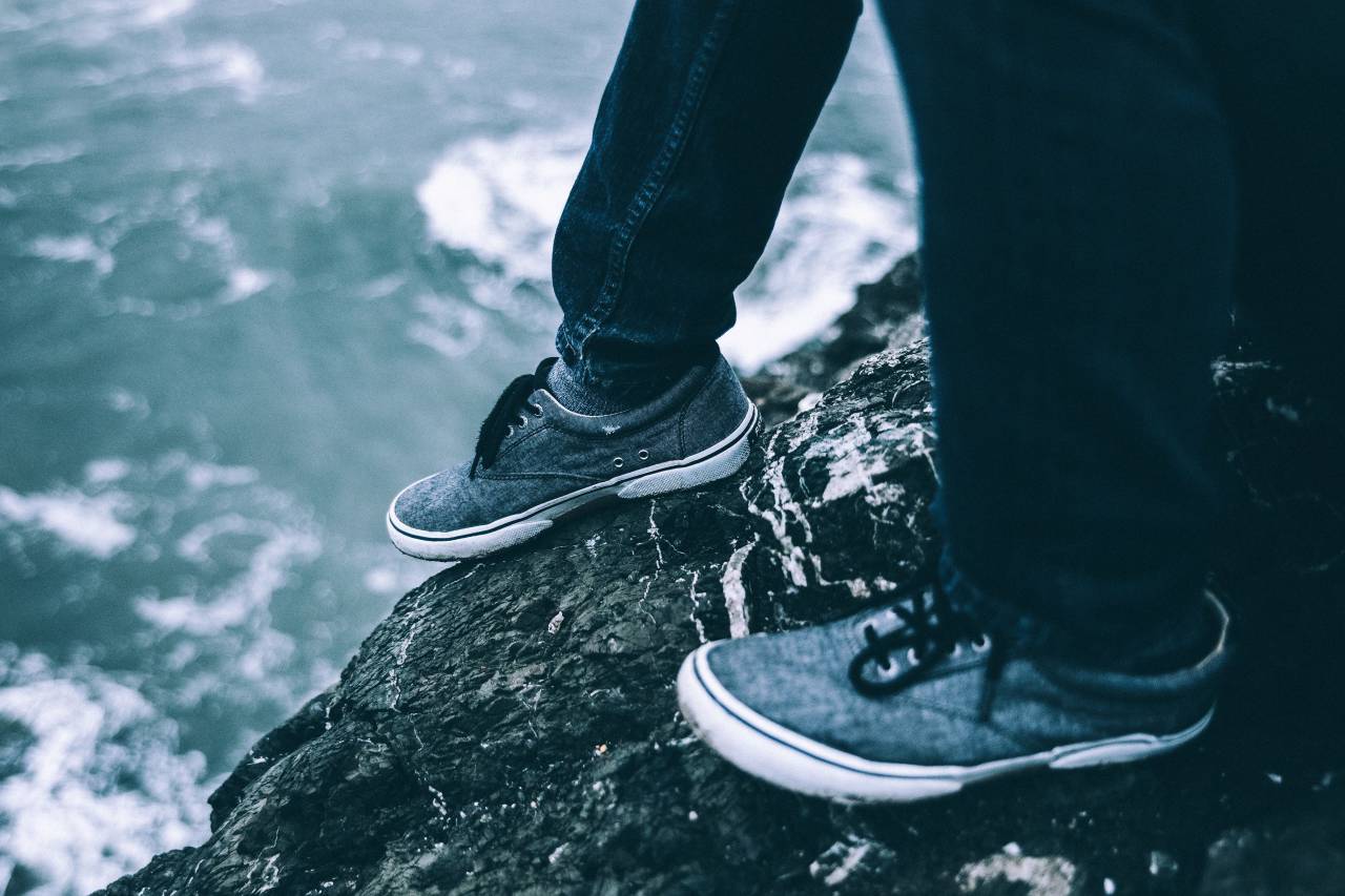 Gente, hombre, zapatos, suela, agua, océano, mar, playa, olas, rock,