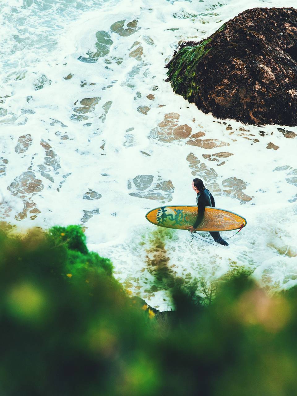 La gente, el hombre, el surf, las olas, el océano, el mar, la playa, las vacaciones, la aventura, la antena,