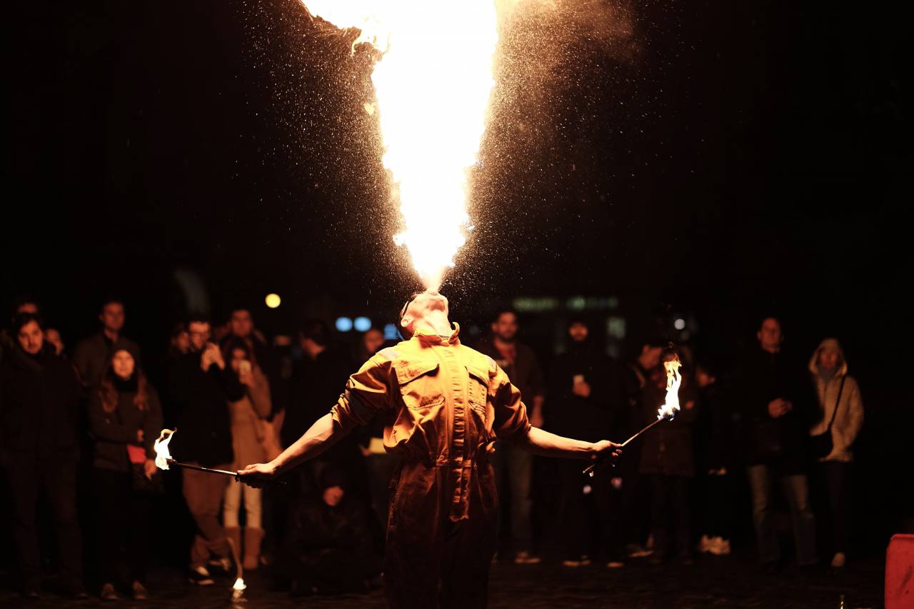 gente, hombres, bailarín, bailando, fuego, llama, calor, baile de fuego, habilidad, oscuro, noche, ligero, multitud, mujeres, evento, actuación,