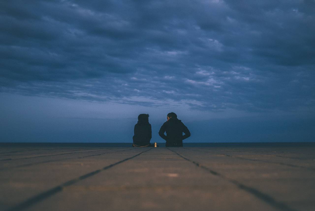 La gente, sentado, hablando, estilo de vida, tormenta, oscuridad, noche, tarde, cielo, nubes,
