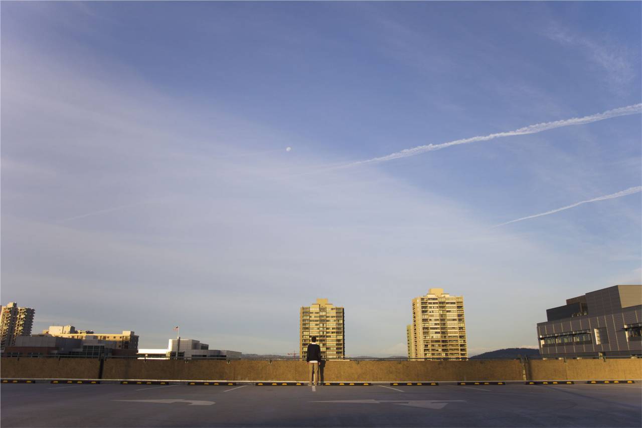 Azotea, garaje, estacionamiento, pavimento, azul, cielo, apartamentos, edificios, hombre, chico, gente,