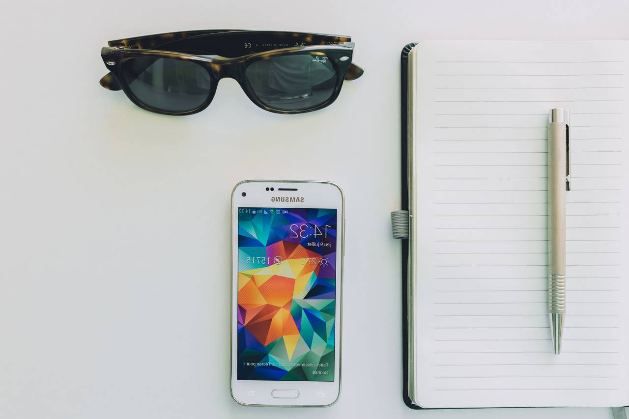 Smartphone, móvil, bloc de notas, cuaderno, bolígrafo, tecnología, gafas de sol, objetos, negocios,